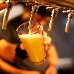 Proceso de servir cerveza en Cisne Negro