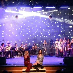 Estudiantes en el escenario de la obra