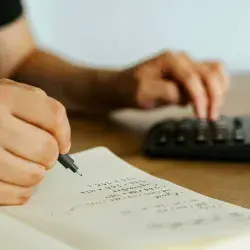 Persona con calculadora revisando finanzas personales