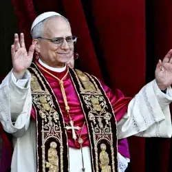 Papa León XIV durante su aparición en el balcón central de la Basílica de San Pedro