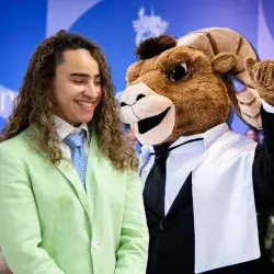 Estudiante con traje verde celebra su graduación de la generación mayo 2025 de PrepaTec Laguna 