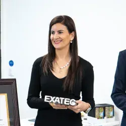 Karla Natividad recibiendo el Premio al Mérito EXATEC