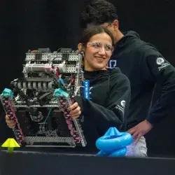 Alumna sonriendo en torneo de robótica