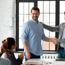 Líder de empresa reconoce a sus colaboradores 