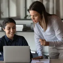 2 mujeres trabajando