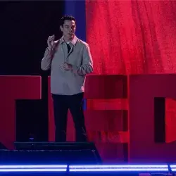 Adrián González dando una conferencia en TedXTecdeMonterrey