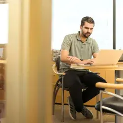 Persona laborando en oficina