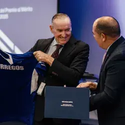 Ricardo Martín Bringas, director general de Organización Soriana, recibe el Premio al Mérito EXATEC 2025 de manos del director general del Tec de Monterrey campus Laguna