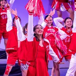 Valeria Fuentes en el escenario del Auditorio Gota de Plata en el protagonico de Gabriella Montez