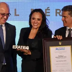 Tania Paola Ruiz Castro, recibió el Premio al mérito EXATEC por su contribución y generosidad a la sociedad civil queretana. 