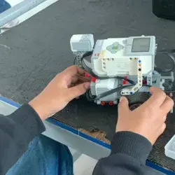 Dos profesores de PrepaTec Puebla impartieron un curso de robótica a alumnos de primaria pública