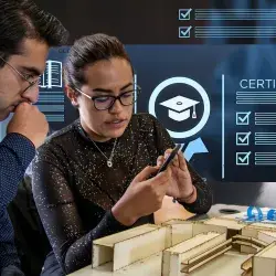 Estudiantes aprenden competencias en sus estudios, al observar al profesor en un taler.