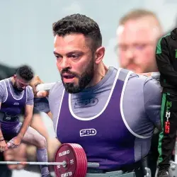 Collage de fotos de hombre levantando pesas y recibiendo una medalla. 