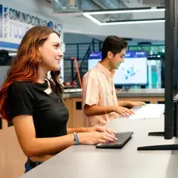 En el Tec de Monterrey campus Querétaro cuenta con Mostla, el laboratorio de tecnologías educativas emergentes que conecta a estudiantes y profesores con el futuro. 