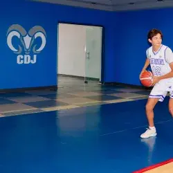 Alumno PrepaTec practicando basquetbol en gimnasio del Tec Ciudad Juárez