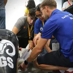 Equipo con el vehículo en la competencia