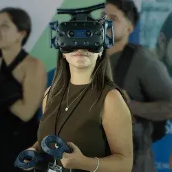 Alumna utilizando por primera vez uno de los nuevos laboratorios de negocios del Tec campus León