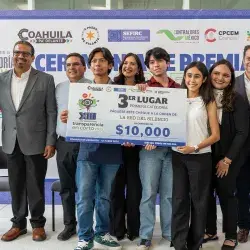 Estudiantes en la premiación de concurso estatal de cortometrajes