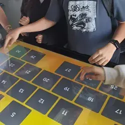 Foto de la mesa interactiva siendo usada para un ejercicio de matemáticas
