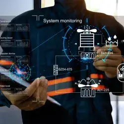 Hombre usando tecnología en servicios del hogar e industria