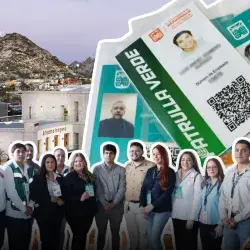 Montaje de un grupo de personas y credenciales de identificación sobre un fondo del Cerro de la Campana de Hermosillo, Sonora.