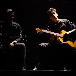 Cobe Salcido toca la guitarra al revés