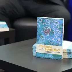 Libro Te Hace Sentido, presentado en el stand del Tec en la FIL Guadalajaara 2025.