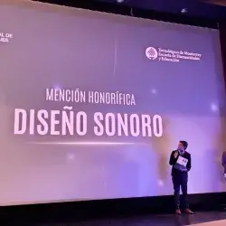 Estudiante dando un discurso después de recibir mención honorífica.
