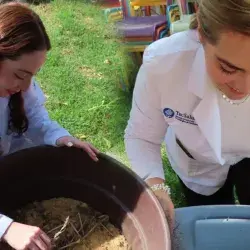 Estudiantes del Tec Ciudad de México preparan la composta como parte de Compostec.