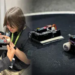 Integrantes de Creatronics MX compiten con su robot sumo en el Robotic People Fest en Bogotá, Colombia.