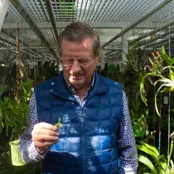 Eric Hágsater en el herbario de la Asociación Mexicana de Orquídeas, donde estudia y conserva especies de orquídeas.