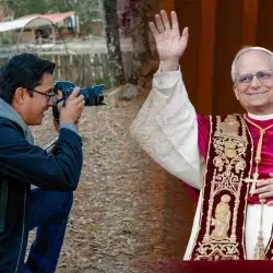 A la izquierda, Jesús Huerta tomando fotografías; a la derecha, el Papa León XIV