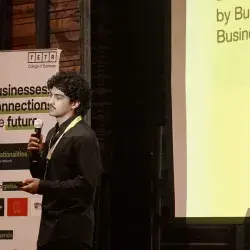 Santiago Rivera en exposición de uno de sus emprendimientos