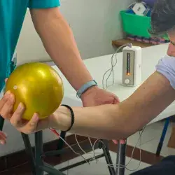 Alumnos de Ingeniería Mecatrónica del Tec en Estado de México crearon y donaron un dispositivo funcional como técnica terapéutica motriz no invasiva.