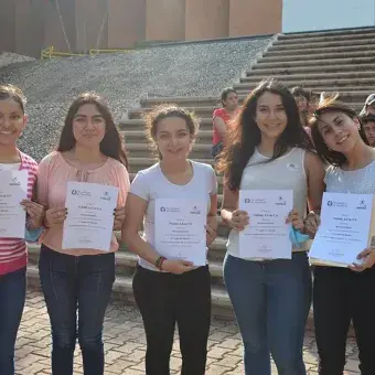 Alumnos en la premiación de los equipos