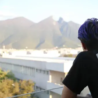 Alumno admirando la vista de Monterrey