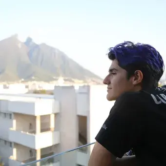 Alumno admirando la vista de Monterrey