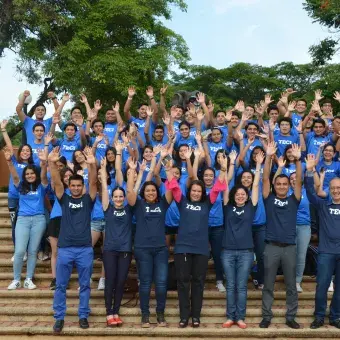 Foto grupal de los alumnos en el HiTec