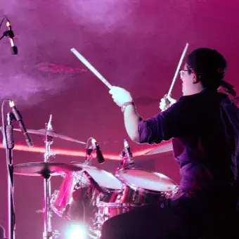 Alumno participando en el festival de la canción