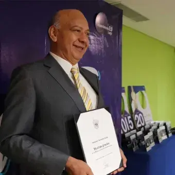 Mostrando orgullosamente su reconocimiento. dr-cervantes-reconocimiento