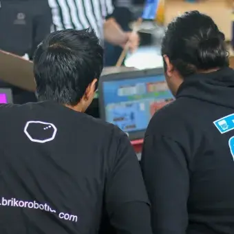 LamBot y Briko controlando la cancha y marcando puntajes.