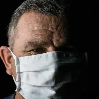 Si me vacuno contra el COVID, ¿aún tengo que usar cubrebocs?