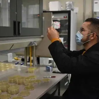 Tec Guadalajara reanuda actividad en laboratorios del campus.