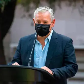 Mario-Adrián-Flores-vicepresidente-Región-Monterrey-brinda-palabras-al-publico-en-ceremonia-árbol-de-la-fraternidad-2021