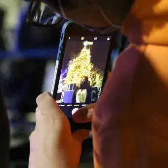 ‘Selfies’ individuales y grupales desfilaron frente el árbol.