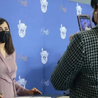 La generación diciembre 2021 acudió en compañía de familiares. Una mamá fotografió a su hija después de firmar su título profesional.