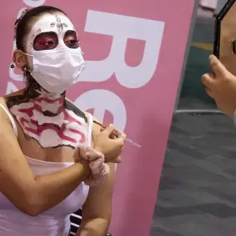 La catrina de revo se maquilla huesos en el cuello