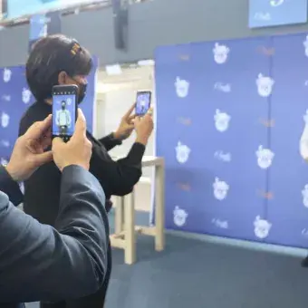 Un papá y una mamá fotografiaron a su hijo tras firmar su título.