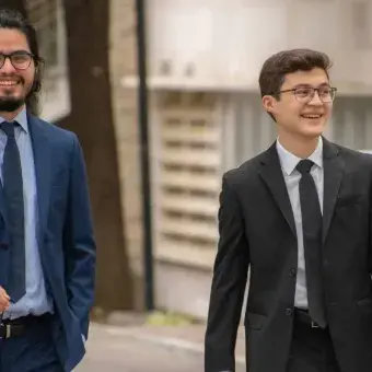 La alegría estuvo presente en todo momento en la toma de fotografía Alumnos caminan por el campus