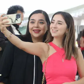 Las selfies estuvieron a la orden del día Selfies entre asistentes a la toma de fotogrfía de generación